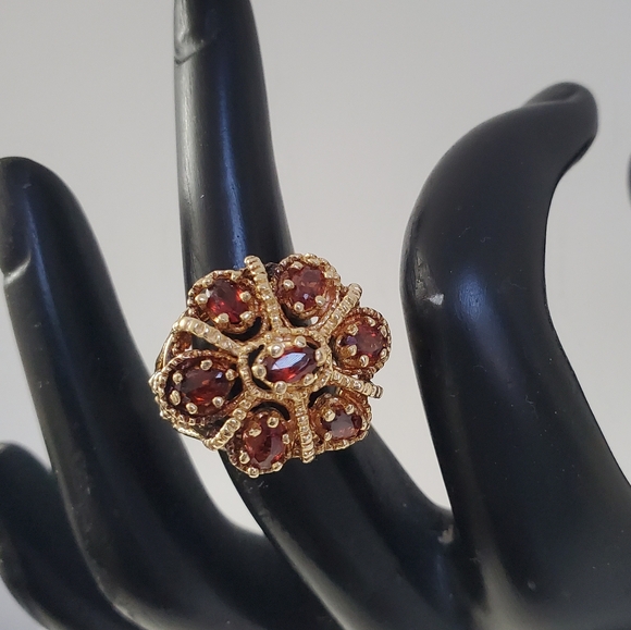 Watch Video / Heavy 14K Gold Garnet Ring: A Burst of Radiant Luxury - Picture 12 of 17